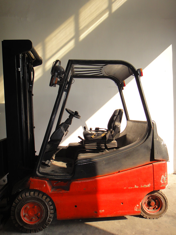 林德E20-02電動平衡重叉車