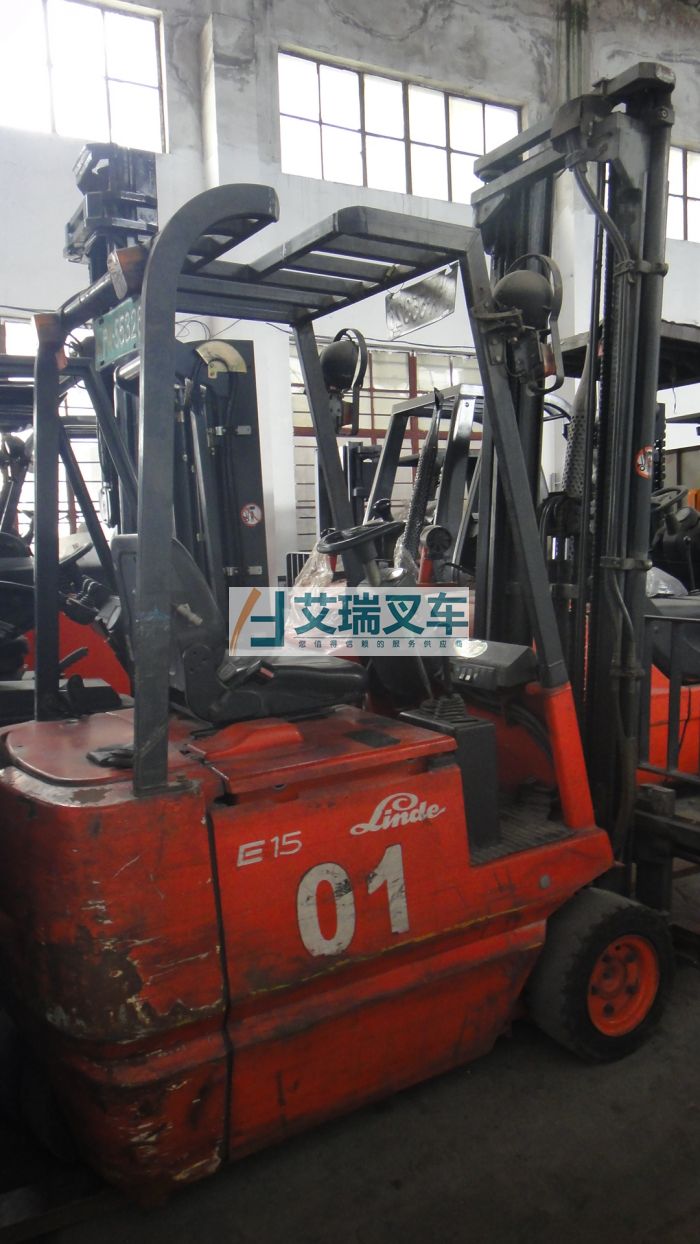 林德E15C-322電動(dòng)平衡重叉車